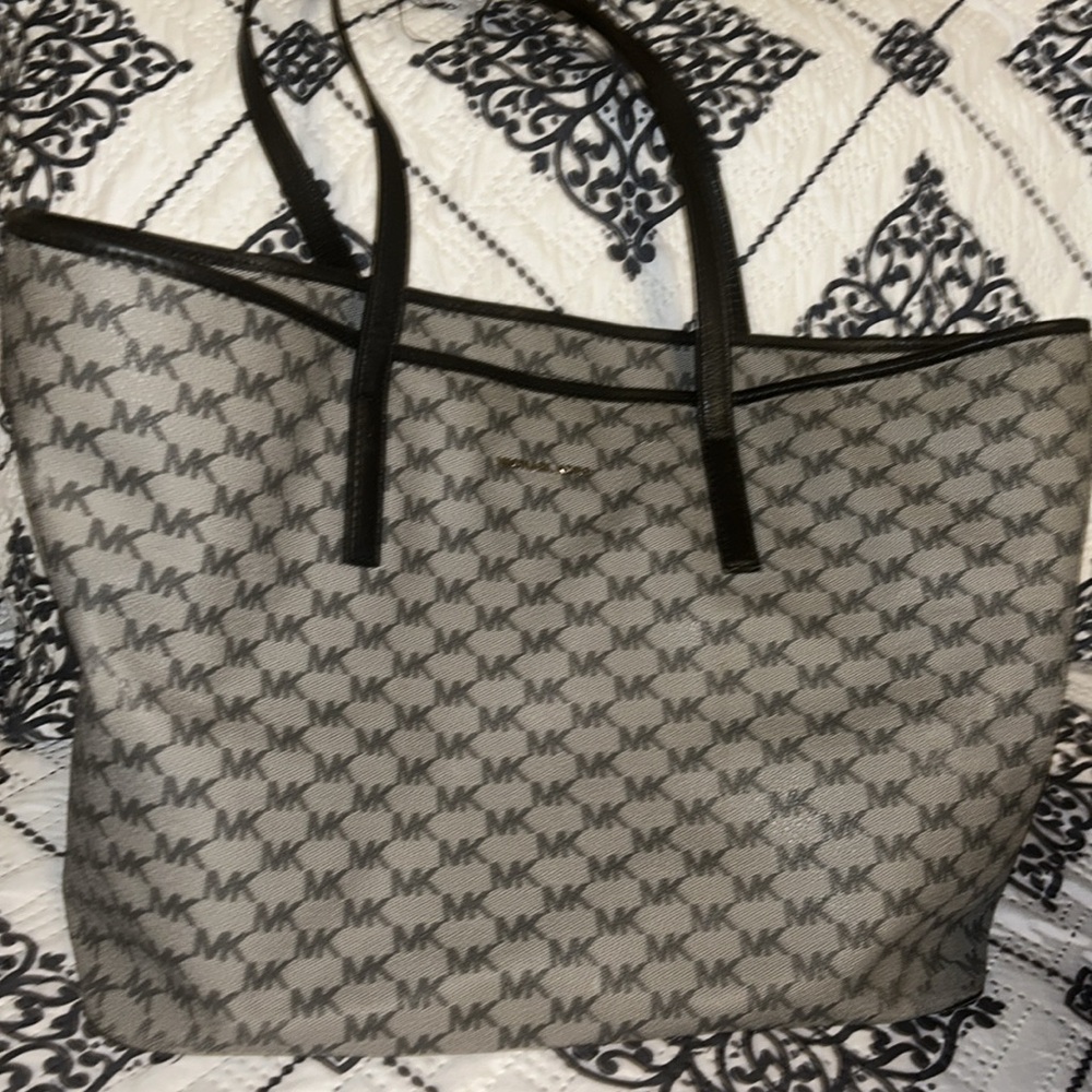 Michael Kors Bags - Picture 5 of 8